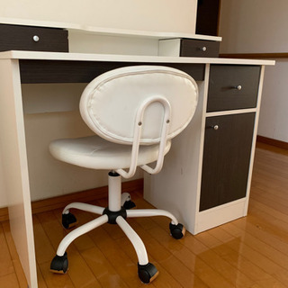 ニトリ　デスク(椅子付き)の画像