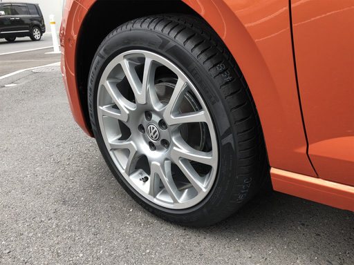 フォルクスワーゲン/ポロAW系　１7インチ　アルミ　ピレリータイヤ付 美品　走行1200ｋｍ