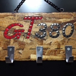 モザイクタイルで作成したGT380ネームプレートです。