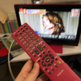 ピンクの19型テレビの画像