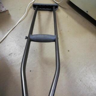￥１０００　　アルミ製松葉杖　９５Ｃｍ～１２０Ｃｍまで上下調整出...