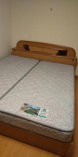 クイーンサイズベッド、マット (美品)