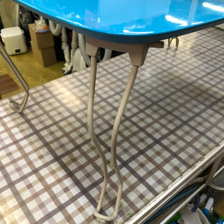 無料✨折りたたみテーブル✨メタル猫脚・ローテーブル😚✨天板一部カケありの画像