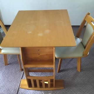 伸縮式ダイニングテーブルと椅子2脚の画像