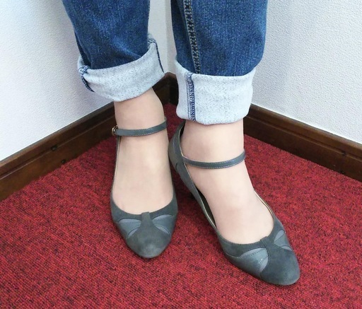 婦人パンプス　値下げ　ブランド品　皮　コンビ　灰色　２４㎝　ヒール８㎝　まとめ売りでお得に　Magia di mano