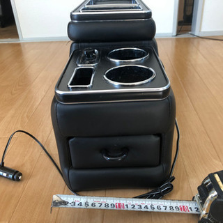 車のサイドコンソールボックス
