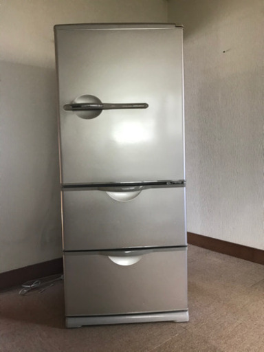 冷蔵庫。動作良好。高さ140㎝、横幅、奥行きとも60㎝。薄い小豆色。引き取り渡し。