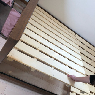 ブラウンのセミダブルベッド