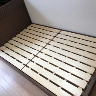 ブラウンのセミダブルベッドの画像