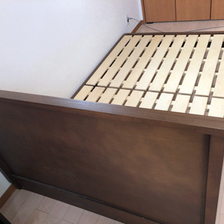 ブラウンのセミダブルベッドの画像