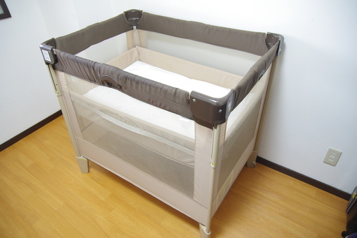 アップリカ ココネルエアー COCONEL AIR コンパクトにたためるベビーベッド マットレスおまけつき