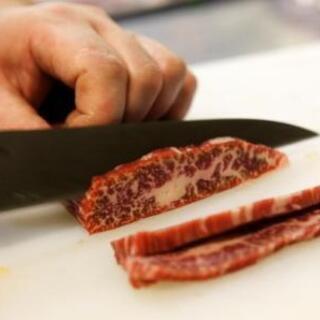 [正社員]焼肉・ラーメン店を展開する飲食グループ。新入社員月給25万～！独立支援制度有！あなたの夢を一緒に叶えます！の画像