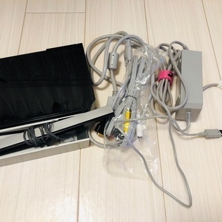 Wii本体＋リモコン２つ＋ソフト７本の画像