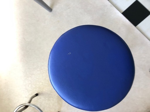 モダンな家具　レザー丸椅子セット　　1000円均一