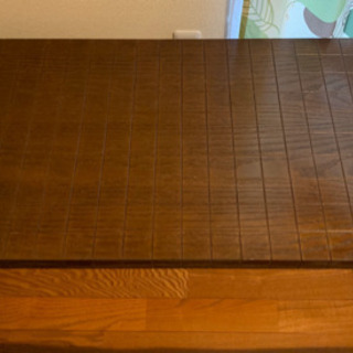 茶色ダイニングテーブルの画像