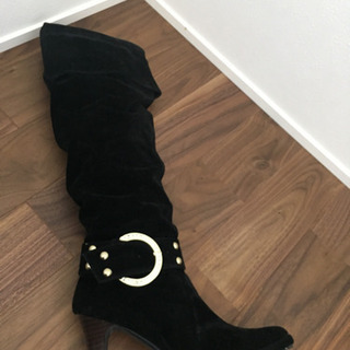 黒ベロア ロングブーツ 飾り付きの画像