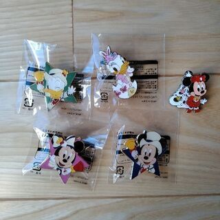 ディズニー　ピンバッジ