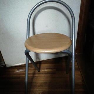 折り畳み式椅子の画像
