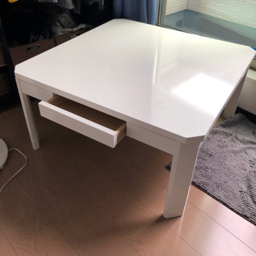 白の引き出し付きこたつ本体と、掛け布団