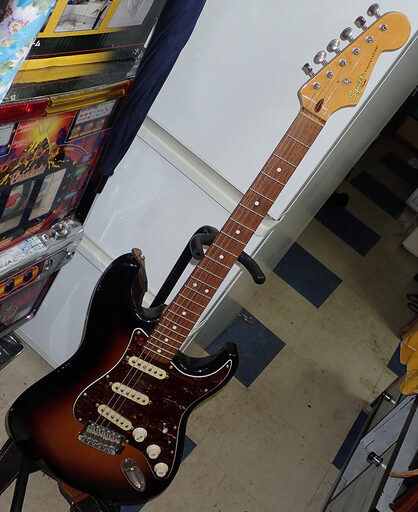 札幌市 Sauier スクワイア fender STRATCASTER フェンダー ストラトキャスタータイプ エレキギター 練習用に 中古
