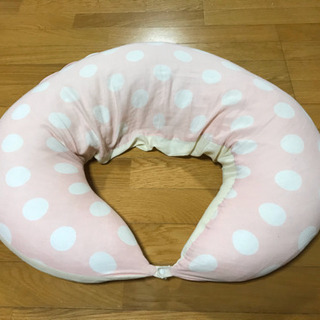 西松屋の授乳クッション　別売カバー付けてます