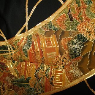 煌めきな豪華刺繡の黒留袖。2月4800円。