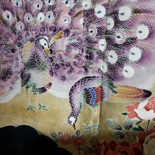 孔雀文様の刺繡黒留袖。作家物。訳あり。
