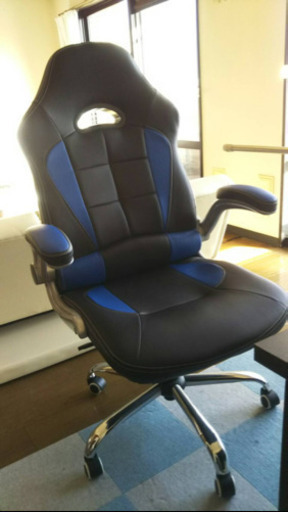 ゲーミングチェアとパソコンデスク