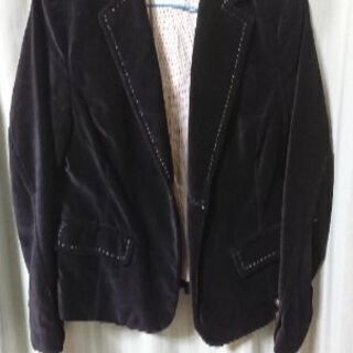 ベロア生地の黒いジャケット