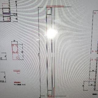 CADオペレーターと看板製作工場内での手元