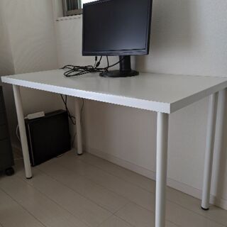 IKEAの白いデスク　引取可能な方に無料にて
