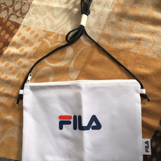 新品　FILAのロゴサコッシュ