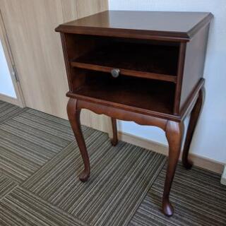 【SOLD】ベッドサイドテーブル（お洒落な猫脚）の画像