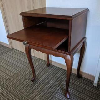 【SOLD】ベッドサイドテーブル（お洒落な猫脚）の画像