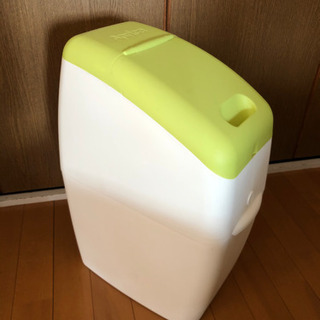 Aprica の赤ちゃんのオムツ用ゴミ箱の画像