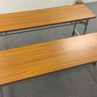 めくれている箇所が1箇所ずつ　長机×2