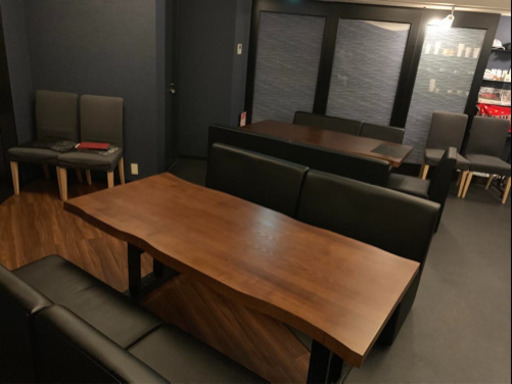 木製二段階高さ調節可能テーブルと黒ソファセット