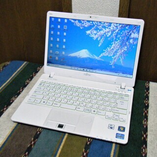 💖13.3型/アーバンホワイト/高性能🆙i3/快適♪メモリ8GB/光速☆彡大容量！新品✨SSD480GB/MS Office 2016📒✎/DVDSマルチ(コピー可)📀/SDカードスロット🅌/HDMI📺/すぐ使えるWin10メディア作成ツール付💿/すぐ繋がるWi-Fi📶/カメラ📹/マイク🎤/点検整備清掃済み😊/FUJITSU LIFEBOOK SH54/H の画像