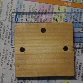 特注品の木札　57㎜×52㎜　厚さ６㎜　Φ５㎜穴３箇所　シールがついていて、多数ございますの画像