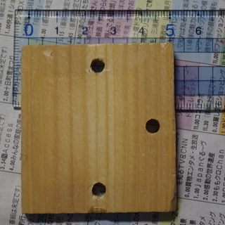 特注品の木札　57㎜×52㎜　厚さ６㎜　Φ５㎜穴３箇所　シールがついていて、多数ございますの画像