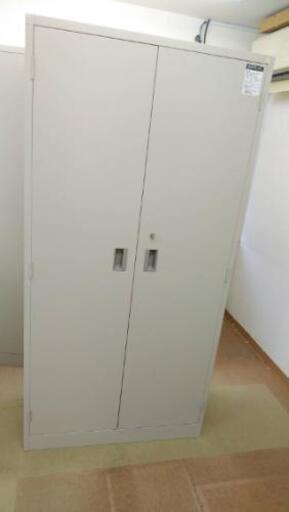 書類棚   鍵付き  2台あります 配送可能