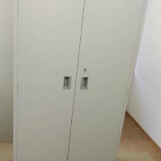書類棚   鍵付き  2台あります 配送可能