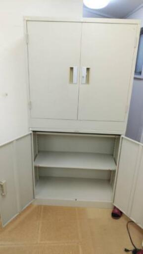 書類棚。3台あります。配達可能