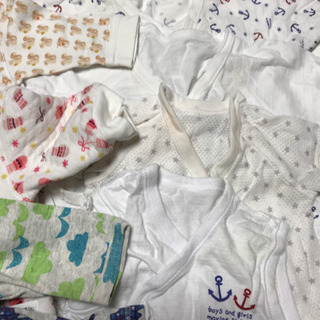 新生児服16枚、哺乳瓶、離乳食道具の画像