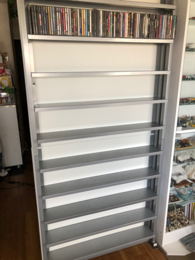 美品！国産メーカーのスチール製CD&コミックラック