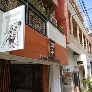 沖縄初の瓦割り専門店オープニングSTAFF！！の画像