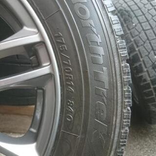 14インチホイールとスタッドレスセットの画像