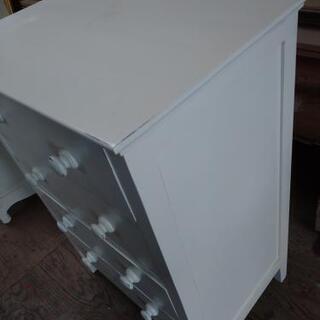 白い横型収納引出しの画像
