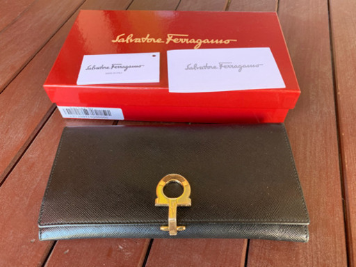 フェラガモ　新品？本物　長サイフ　黒