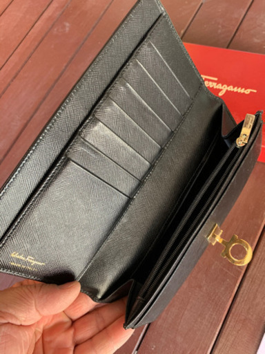 フェラガモ　新品？本物　長サイフ　黒